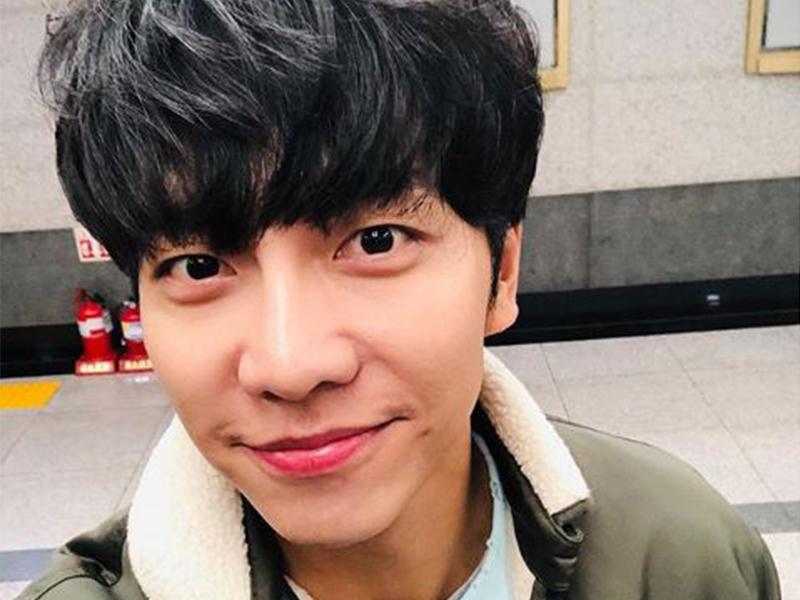 李昇基在綜藝節目中出現，背景為華麗的圖案，顯示李昇基被稱為“人間護身符”的節目截圖。