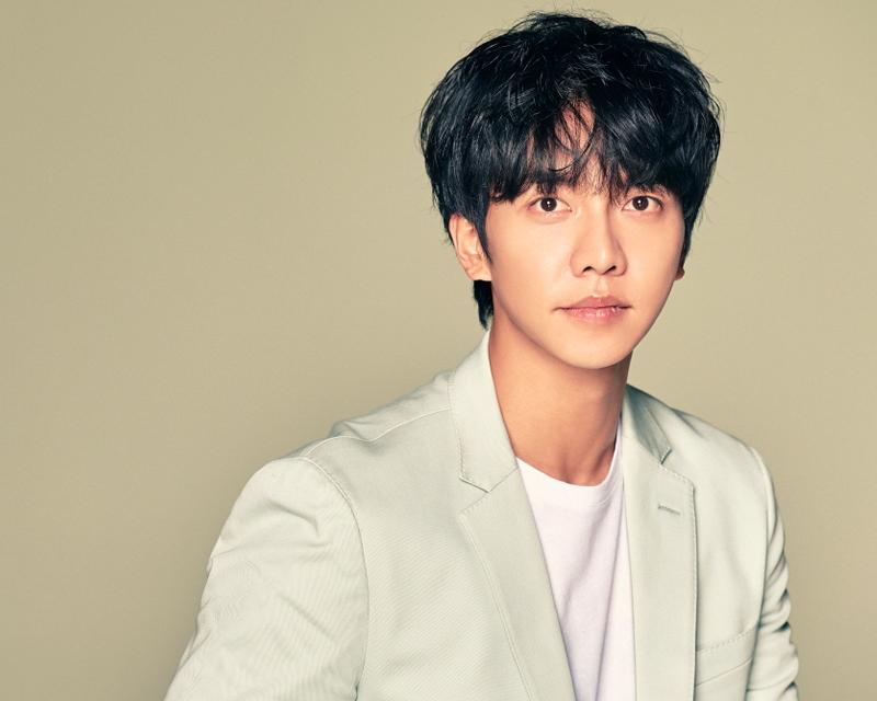 李昇基身穿淺色西裝出席活動，背景簡約，大方展現李昇基的時尚感。