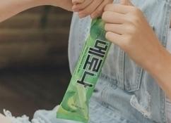 Binggrae 메로나 아이스바를 손에 든 사람이 있는 모습으로, 한국의 대표적인 디저트 아이템으로 잘 알려진 제품입니다.