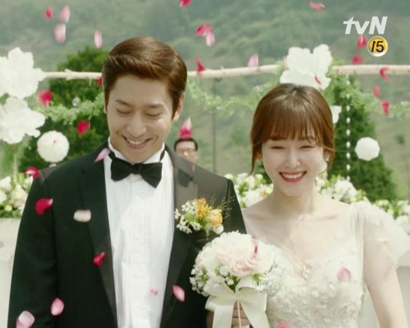 พิธีแต่งงานที่จัดขึ้นกลางแจ้ง ท่ามกลางบรรยากาศที่เต็มไปด้วยดอกไม้และใบไม้สีเขียว ซึ่งเป็นส่วนหนึ่งของบทความเกี่ยวกับการเปลี่ยนแปลงทัศนคติเกี่ยวกับการแต่งงานในเกาหลี