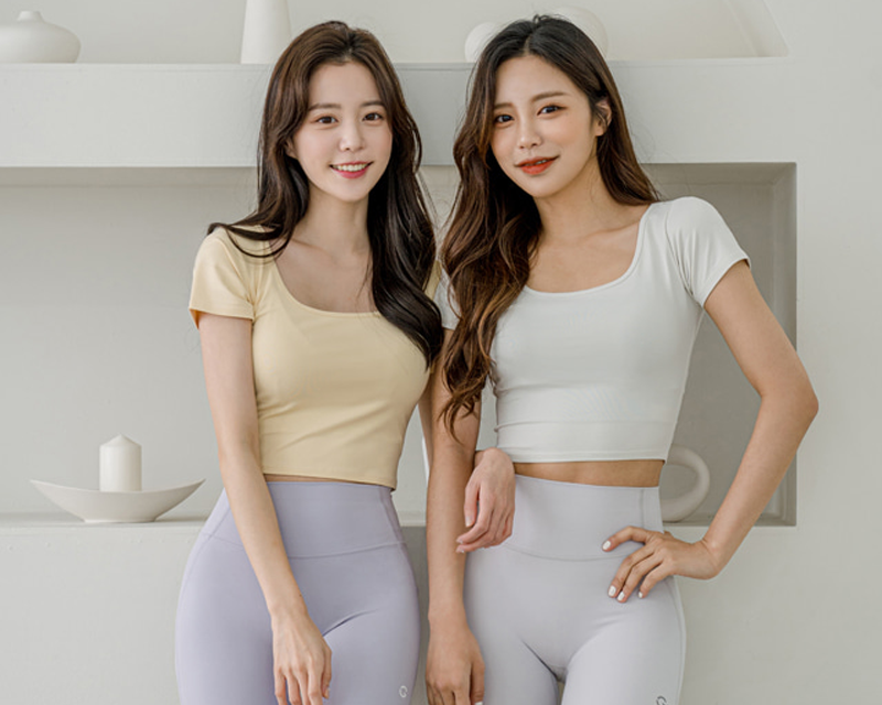 GRANDELINE 緊身瑜伽服飾組合，展示舒適與時尚完美融合。米色、白色上衣搭配淡紫色緊身褲，適合日常練習及休閒穿著，受到韓國女性青睞。