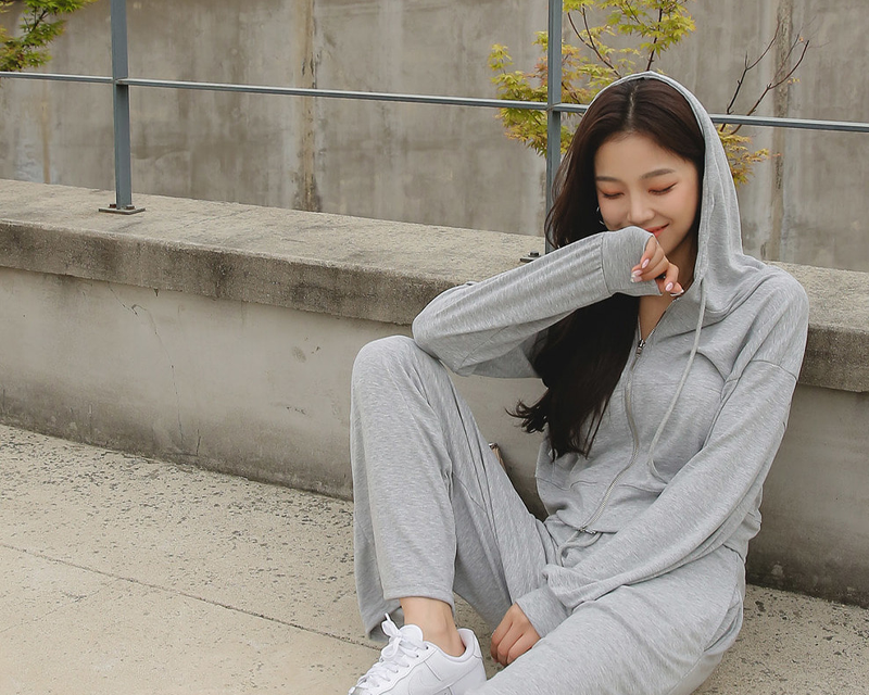 Conch 灰色休閒運動服套裝，專為舒適及日常穿著而設計。深受喜愛的韓國瑜伽及休閒服品牌，提供輕鬆搭配的運動風格解決方案。