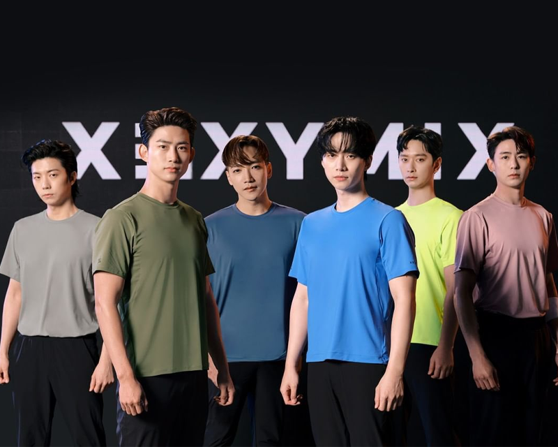 xexymix 韓國運動品牌，男性模特穿著不同色彩的運動T恤，包括軍綠、藍色、霓虹黃等，強調品牌的活力和多樣性。明星代言增強品牌形象，促銷活動頻繁，吸引消費者目光。