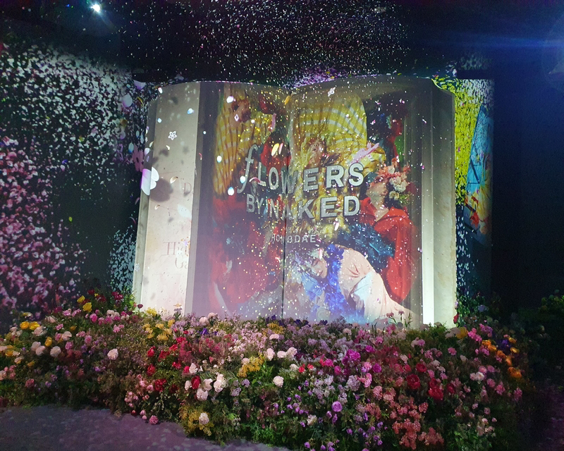Espansione artistica a 'Big Book' zona di Flowers By Naked Hongdae, Riot di fiori digitali e colori vibranti.