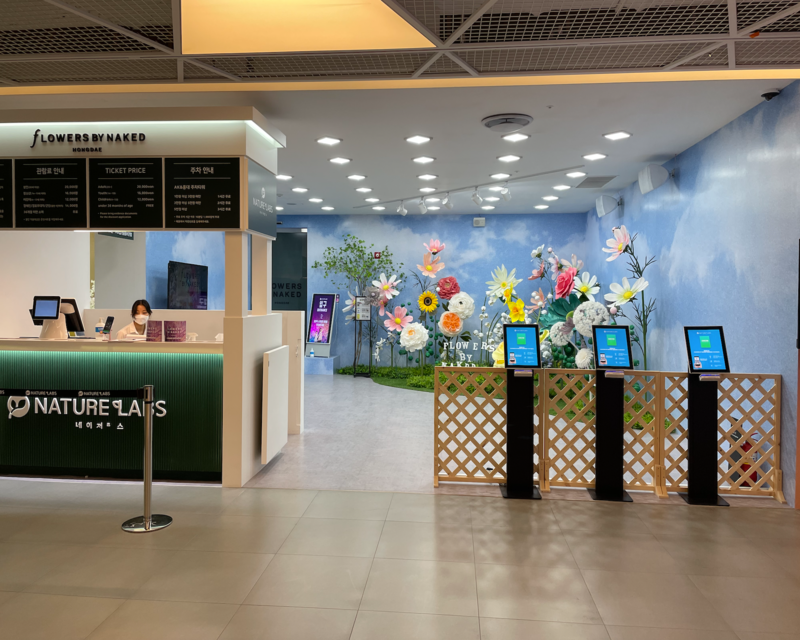 Ingresso della mostra Flowers By Naked a AK& Hongdae, Seoul, Corea del Sud.