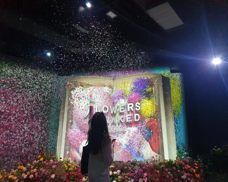 Bambina che fa scoppiare bolle nella zona Big Book di Flowers By Naked Hongdae.