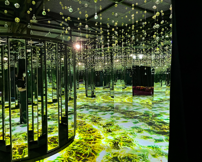 Specchi illuminati in una zona di Flowers By Naked Hongdae.