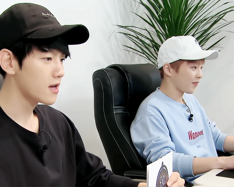 EXO members playing computer game