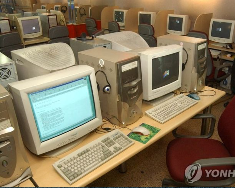 Internet cafe vuoto negli anni