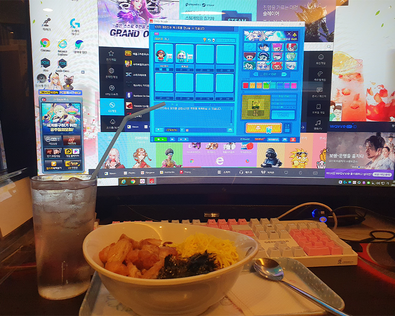 rice bowl and drink served on a tray in front of the computer at Geekstar PC bang