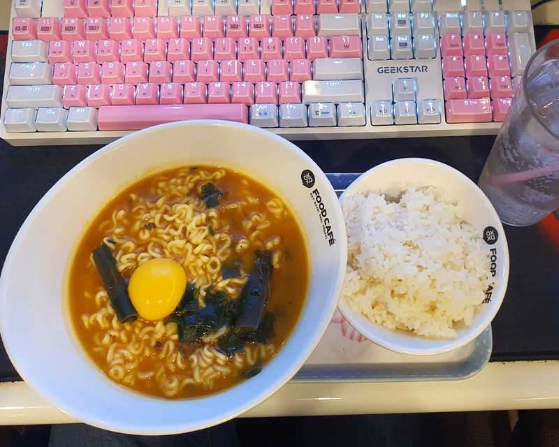 tray of ramen and rice served at Geekstar PC bang