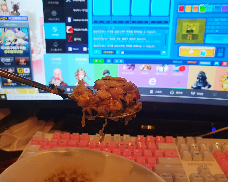 spoonful of fried rice infront of monitor and keyboard at Geekstar PC bang
