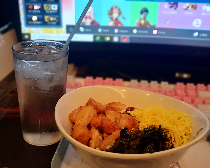 Chicken mayo rice bowl served on a tray at Geekstar PC bang