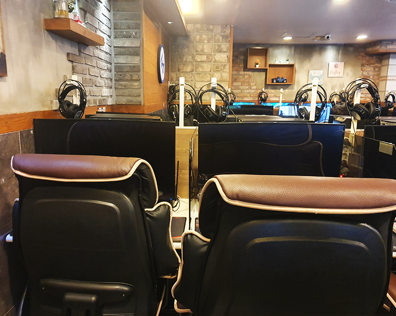 Seats with computers and headsets at Geekstar PC bang