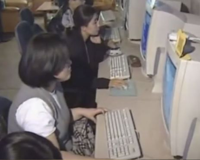 Donne coreane al computer negli anni