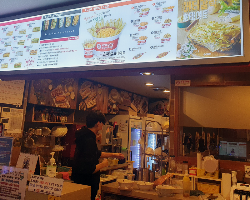 staff preparing food at the counter of Geekstar PC bang Sinchon