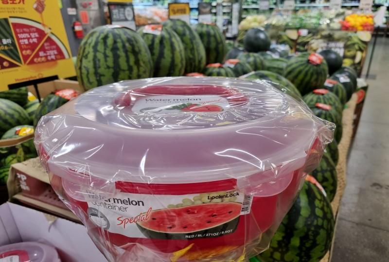 韓国文化、韓国マート、スイカ、韓国の果物、スイカ専用タッパー