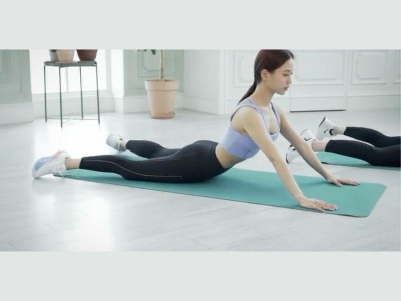 go min si làm động tác rắn hổ mang