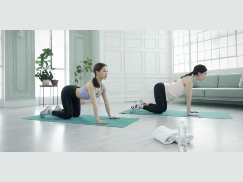 go min si làm động tác cat cow yoga