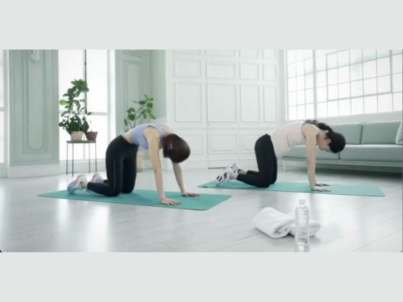 go min si làm động tác cat cow yoga