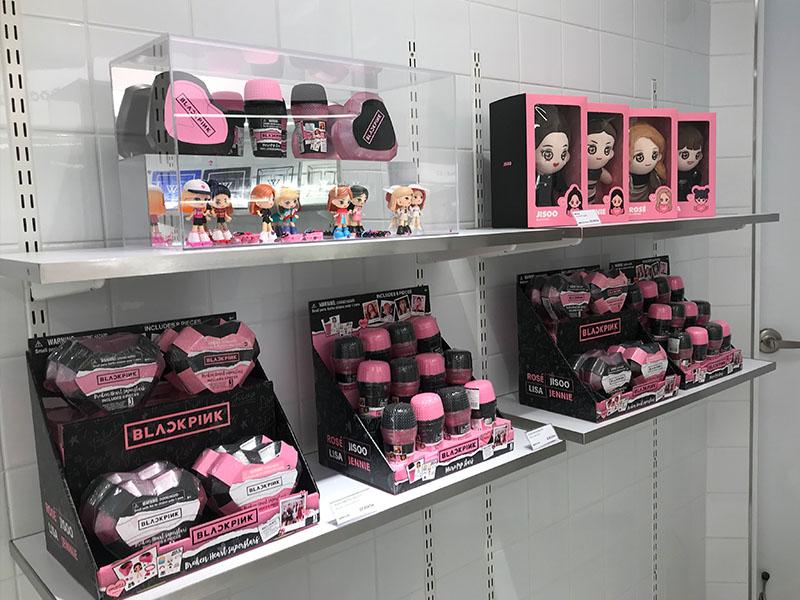 YG店內陳列著多款BLACKPINK主題商品，包括娃娃和應援手燈。