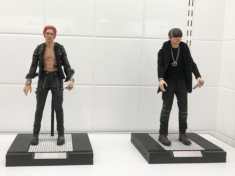 YG產品陳列架上展示著多款可愛的Treasure成員照片和貼紙。