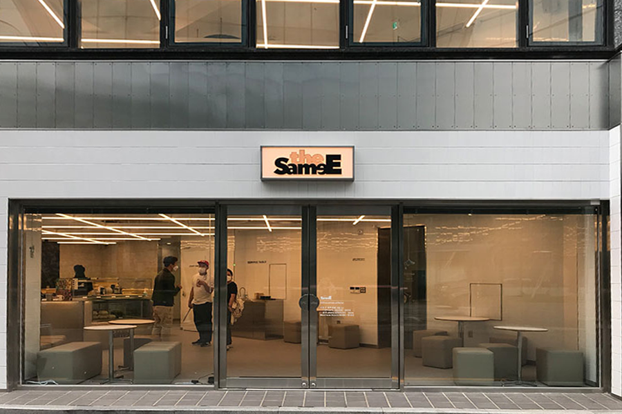 韓國首爾theSameE咖啡廳外觀照，展現現代簡約設計，地點位於時尚區合井洞YG娛樂公司附近，方便粉絲前來尋找偶像蹤跡及享受店內獨特咖啡飲品。