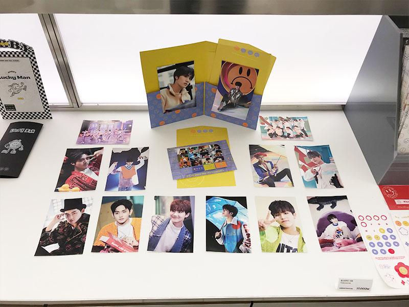 YG Store展示架上擺放著兩個BIGBANG的成員模型，穿著風格時尚。