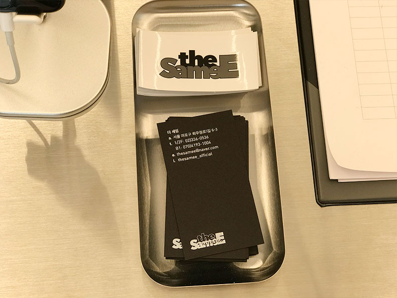 YG the SameE cafe black name card