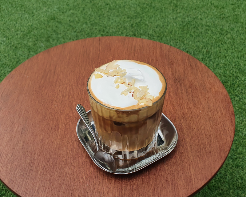 Almonodspanner served on a wooden table at Hongdae Picniq