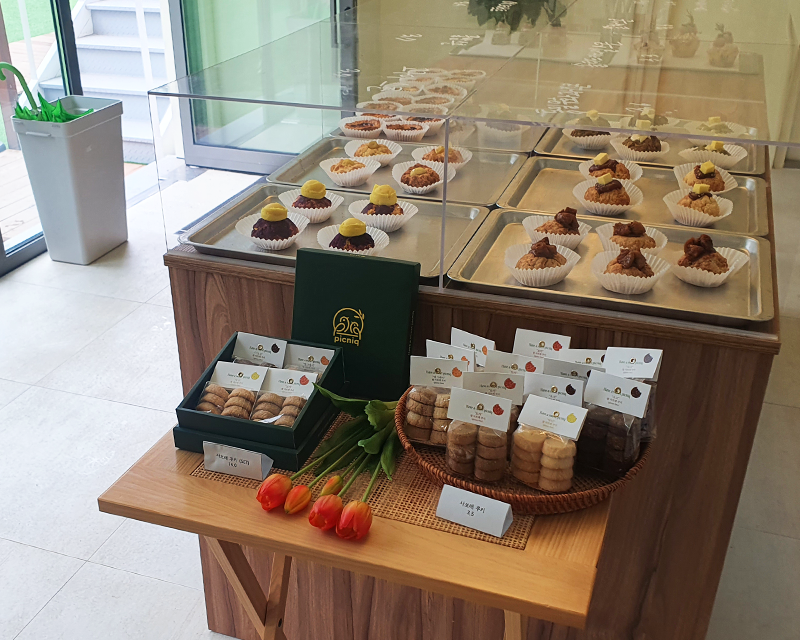 Picniq咖啡店出售的各種手工甜點，擺放在透明展示櫃中。