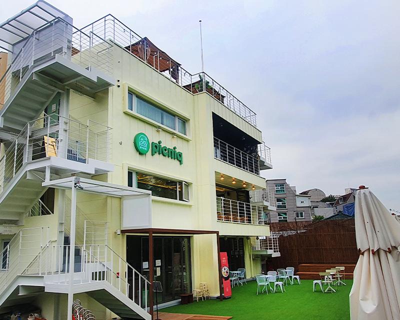ピクニックコンセプトの大型カフェ｜弘大 picniq