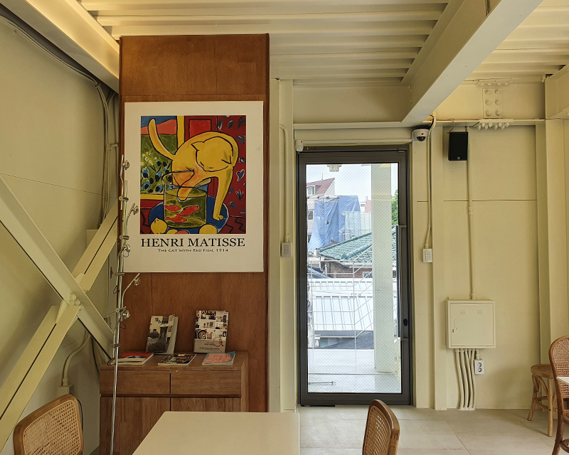 Picniq Hongdae interior on the 2nd floor with a colourful cat painting on its wall