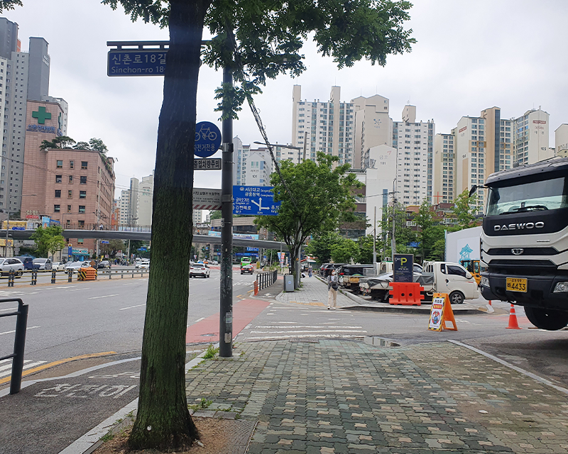 Shinchon street direction to Picniq Hongdae