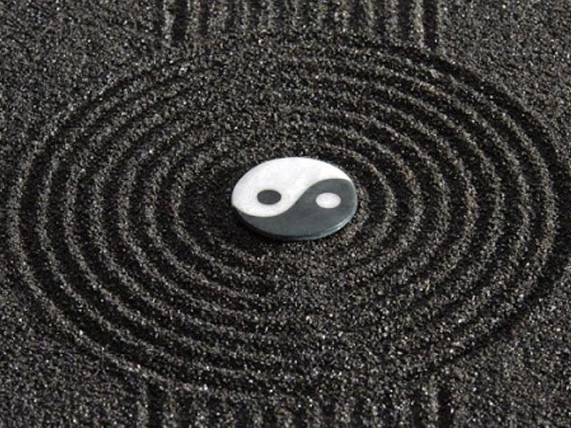 รูปภาพที่แสดงวงกลมหยินหยางที่อยู่ในสวนเซนแสดงถึงพลังงานหยินและหยางซึ่งเกี่ยวข้องกับความเชื่อในตัวเลขของชาวเกาหลีที่เชื่อในการใช้เลขคี่เพื่อพลังงานเชิงบวก