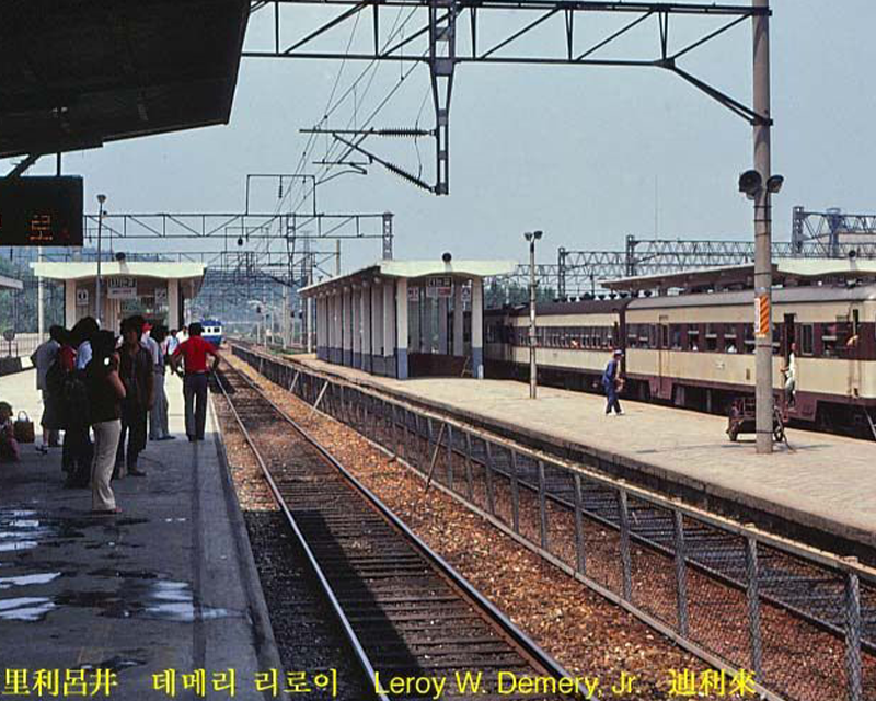  Kwangwoon University Station railway with an open platform