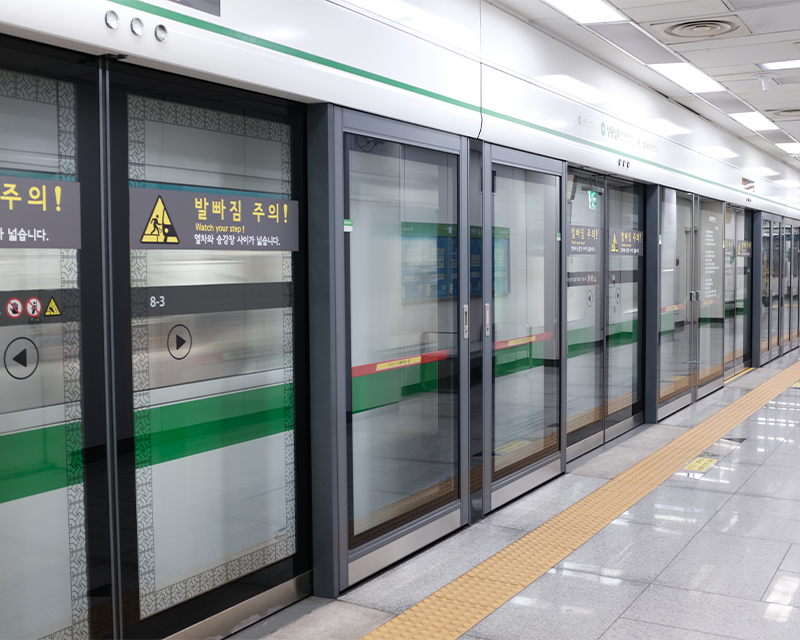 Seoul subway platform with closing doors