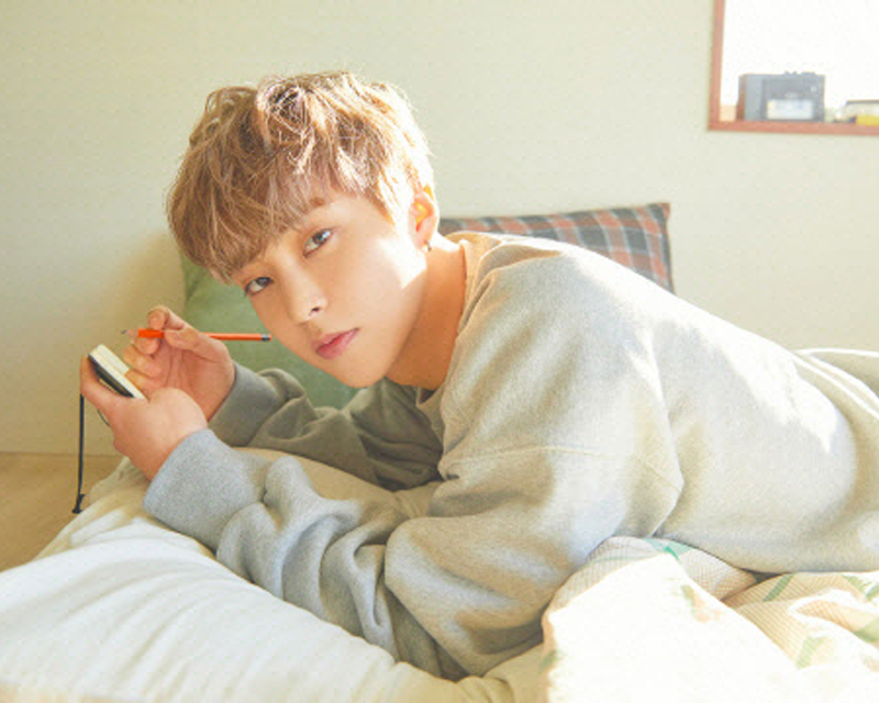 韓國男星Xiumin在舞台上的性感形象，這位EXO成員以可愛魅力廣受粉絲喜愛，且被稱為家庭宅男。