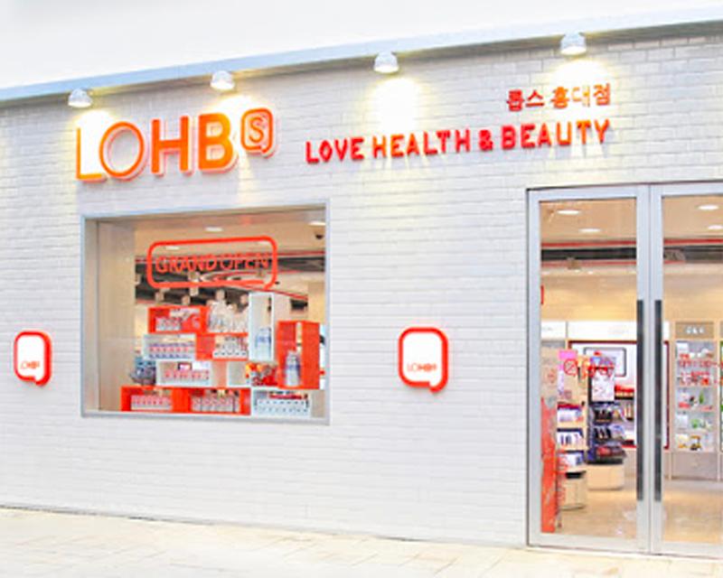 LOHB'S藥妝店的入口，白色建築外觀搭配紅色的品牌標誌。