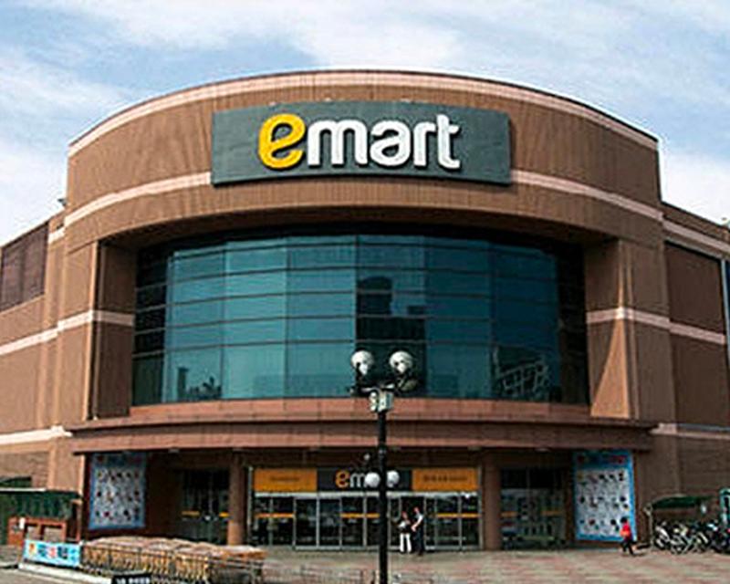 Emart超市的建築外觀，大型購物中心風格設計，具有現代化的零售環境。