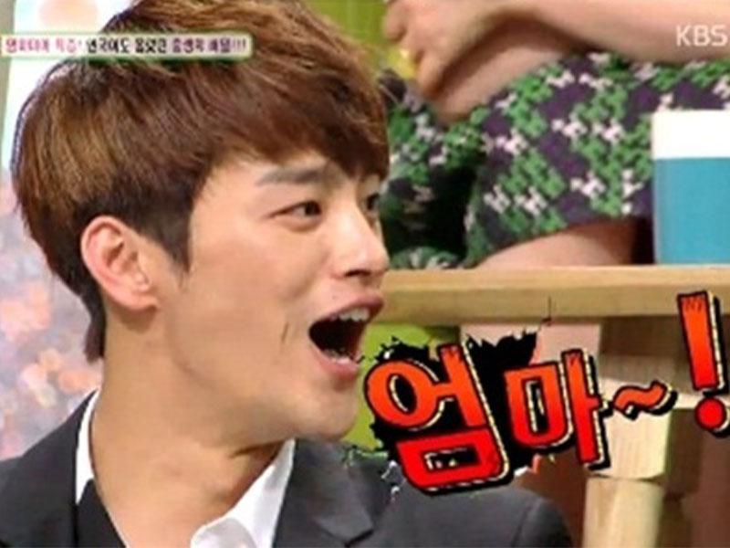 韓國綜藝節目中，一名男嘉賓愣住，屏幕上顯示 '엄마~!' 字樣，並有 KBS 標識