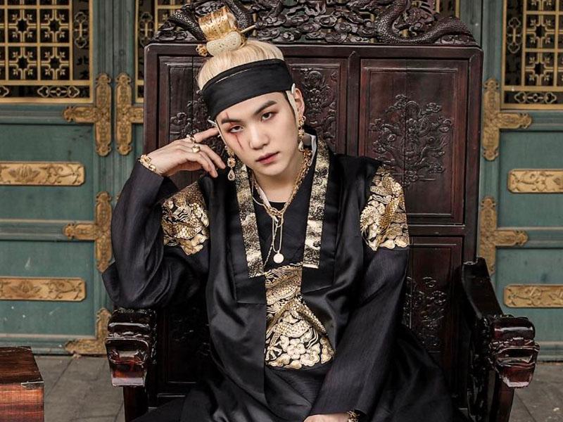 Agust D (Suga จากวง BTS) ในมิวสิควิดีโอเพลง Daechwita ที่มีการแต่งกายสไตล์ยุคโชซอน