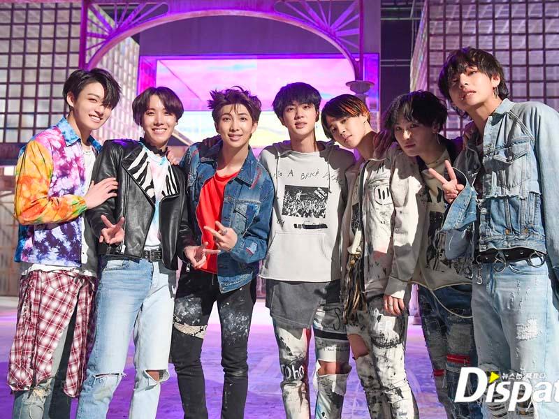 วง BTS ในคอนเซปต์เพลง Fake Love ที่มีสไตล์การแต่งกายที่โดดเด่นและบรรยากาศที่เข้มข้น