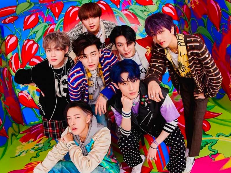 รูปภาพของวง NCT Dream ในคอนเซปต์เพลง Hot Sauce ที่มีสไตล์การแต่งกายสดใสและบรรยากาศที่สนุกสนาน