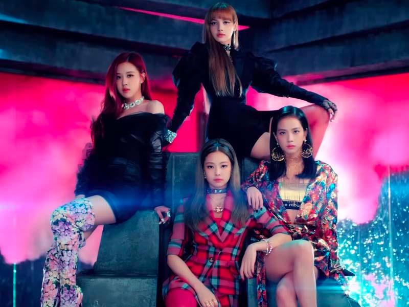 วง BLACKPINK ในคอนเซปต์เพลง DDU-DU DDU-DU ที่มีการแต่งกายสุดชิคและบรรยากาศเจิดจ้า