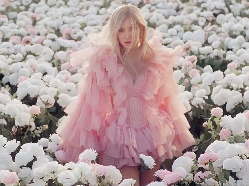 Rosé จากวง BLACKPINK ในมิวสิควิดีโอเพลง On The Ground ที่แสดงความงามและบรรยากาศแบบโซโล่