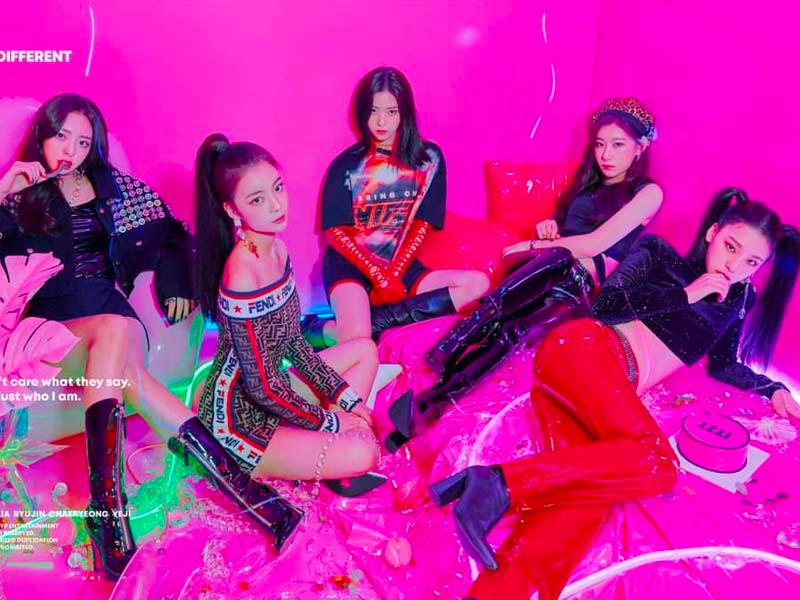รูปภาพของวง ITZY ในคอนเซปต์เพลง Dalla Dalla มีโทนสีชมพูและการแต่งกายที่สะดุดตา
