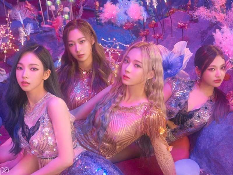 รูปภาพของวง aespa ในคอนเซปต์เพลง Black Mamba ที่มีการแต่งกายทันสมัยและบรรยากาศสุดมัลติชั้น