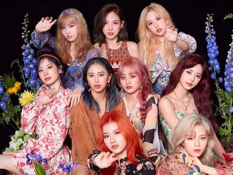 รูปภาพของวง Twice ในคอนเซปต์เพลง More & More การแสดงมีความสดใสพร้อมสไตล์ที่น่ารัก