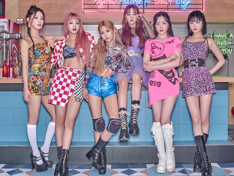 รูปภาพของวง (G)I-DLE ในคอนเซปต์เพลง Dumdi Dumdi มีการแต่งกายในสไตล์สดใสและช่วงเวลาในมิวสิควิดีโอที่น่าสนใจ